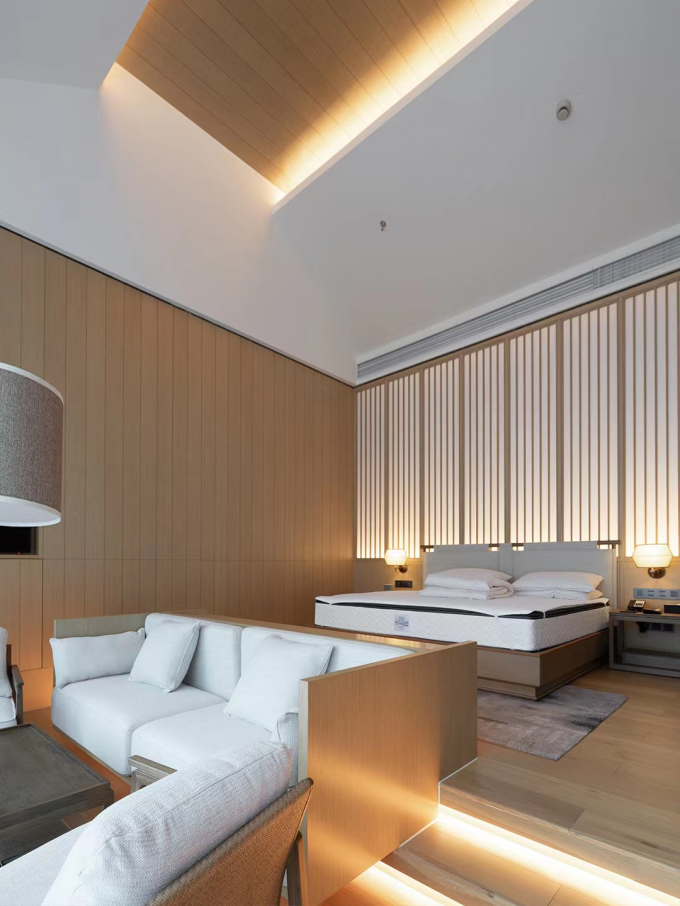 Luxury Hotel Bedroom Furniture King Size Solid Ash Bed Customized 0