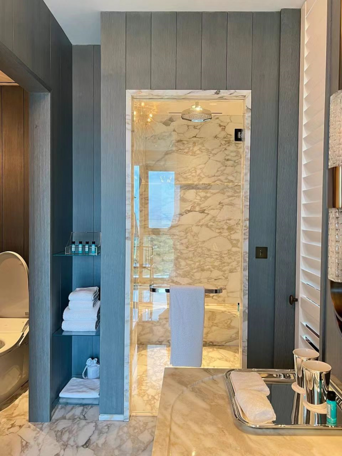 Luxury Hotel Bedroom Furniture King Size Solid Ash Bed Customized 4