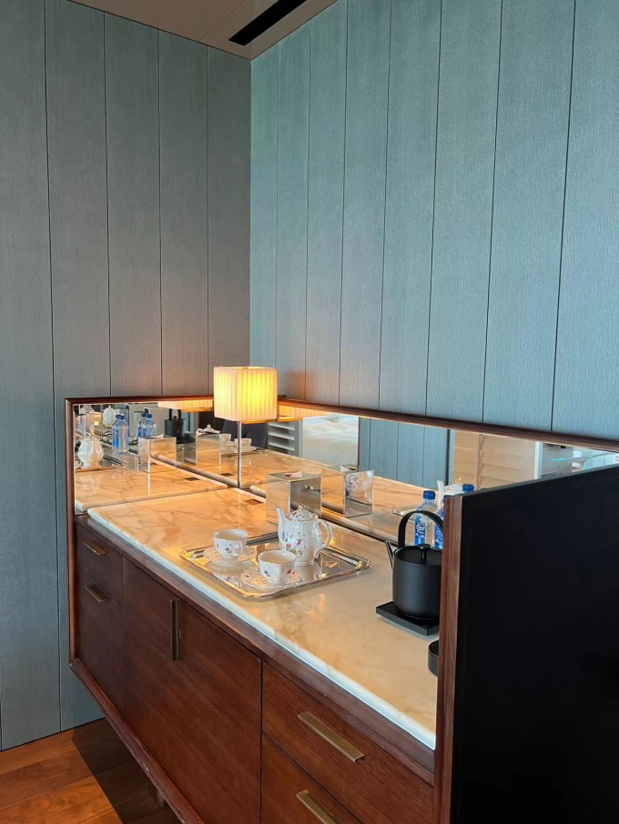 Luxury Hotel Bedroom Furniture King Size Solid Ash Bed Customized 5