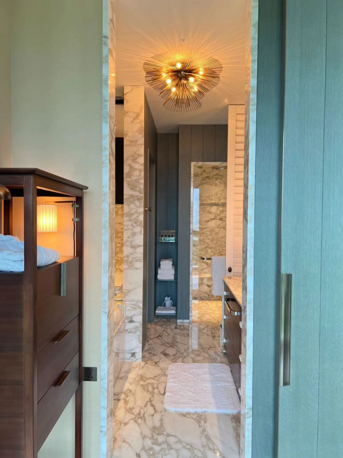 Luxury Hotel Bedroom Furniture King Size Solid Ash Bed Customized 6