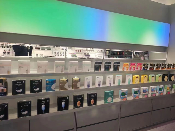 OEM ODM Modern Luxury Display Cabinets Customized Store Decoration 1