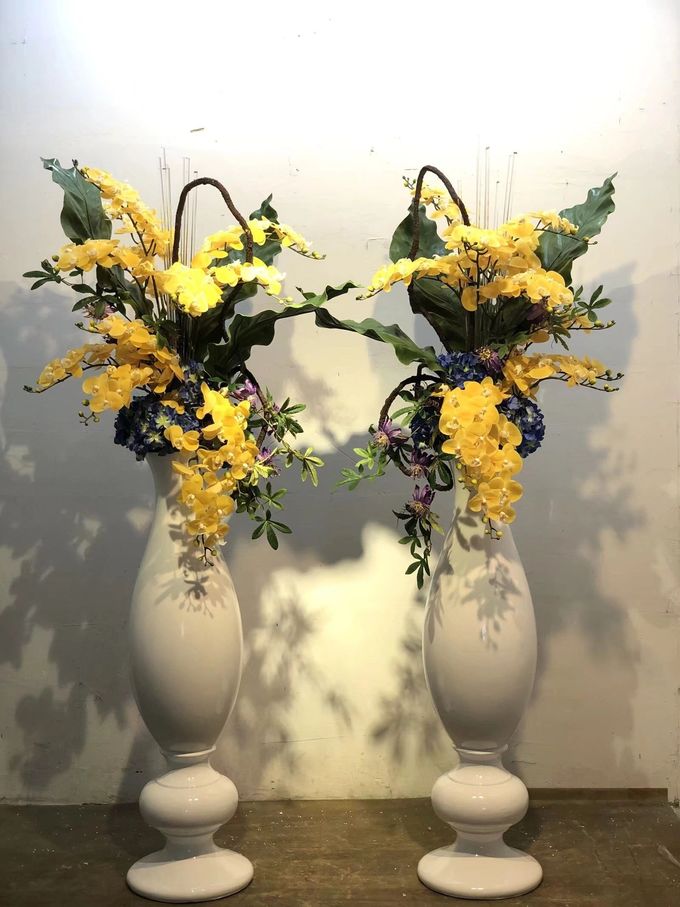 Upscale Hotel Lobby Floor Vase White Fiberglass Highly Decorative 3