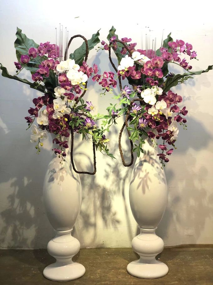 Upscale Hotel Lobby Floor Vase White Fiberglass Highly Decorative 0