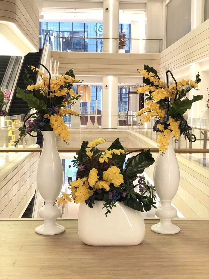 Upscale Hotel Lobby Floor Vase White Fiberglass Highly Decorative 1