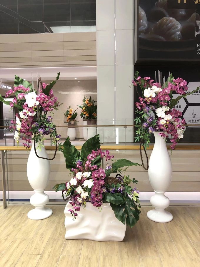 Upscale Hotel Lobby Floor Vase White Fiberglass Highly Decorative 2