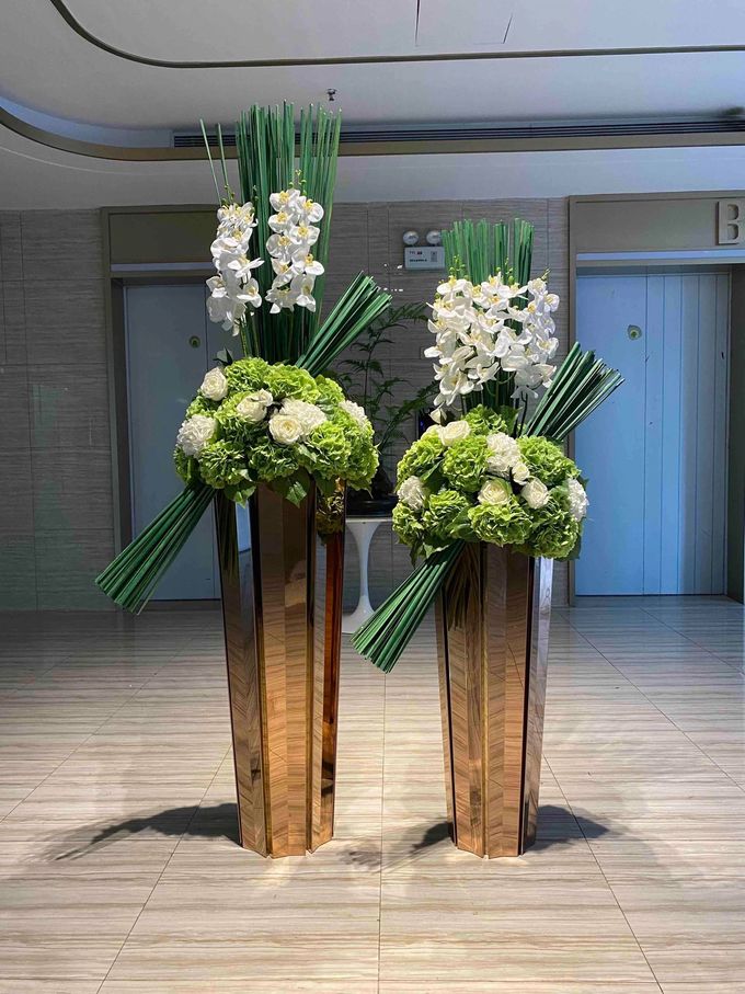 Golden Stainless Steel Outer Frame Planter Plant Bottle For Hotel 1