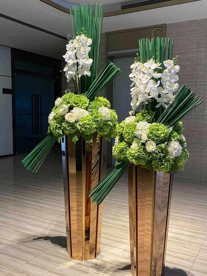 Golden Stainless Steel Outer Frame Planter Plant Bottle For Hotel 2