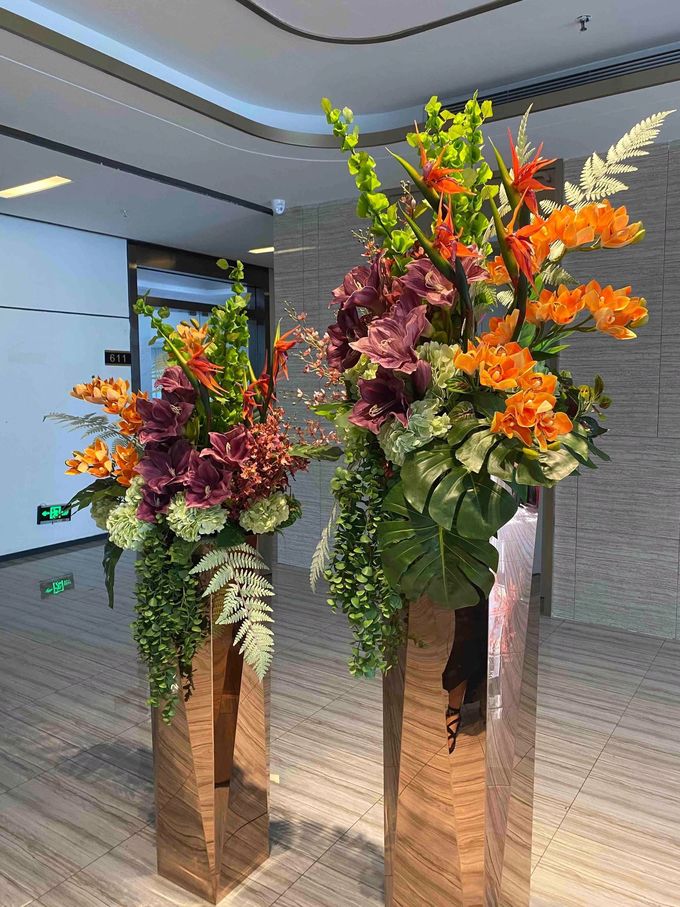 Golden Stainless Steel Outer Frame Planter Plant Bottle For Hotel 4